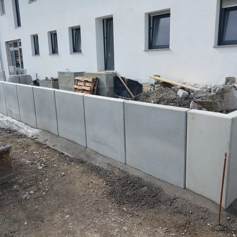 Die Wand ist aufgrund mangelhafter Betonarbeiten oder einer sich während der Bauarbeiten verschiebenden Fundamentplatte gekrümmt.