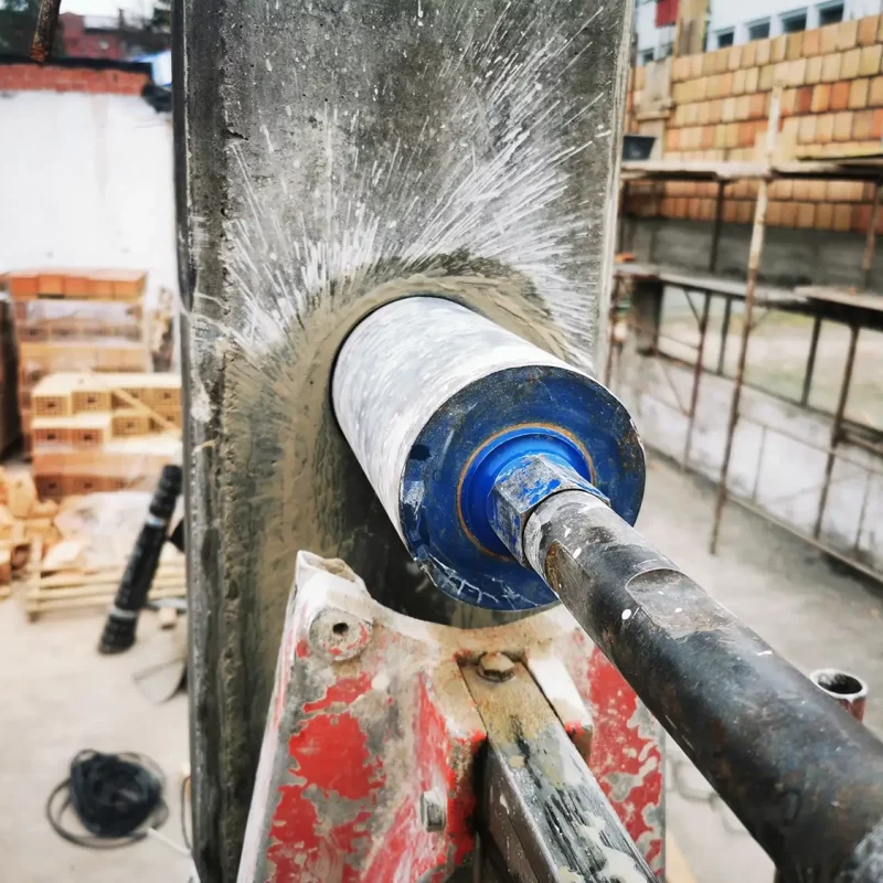 Nahaufnahme einer Betonkernbohrmaschine während der Betonsägearbeiten auf der Baustelle.