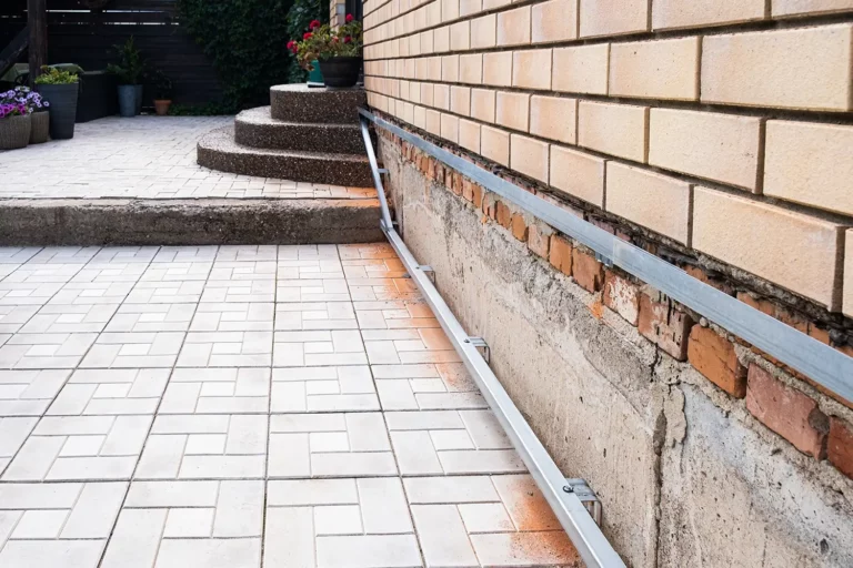Ziegelfundament mit Metallstützen, ideal für Renovierungen oder Sanierungen.